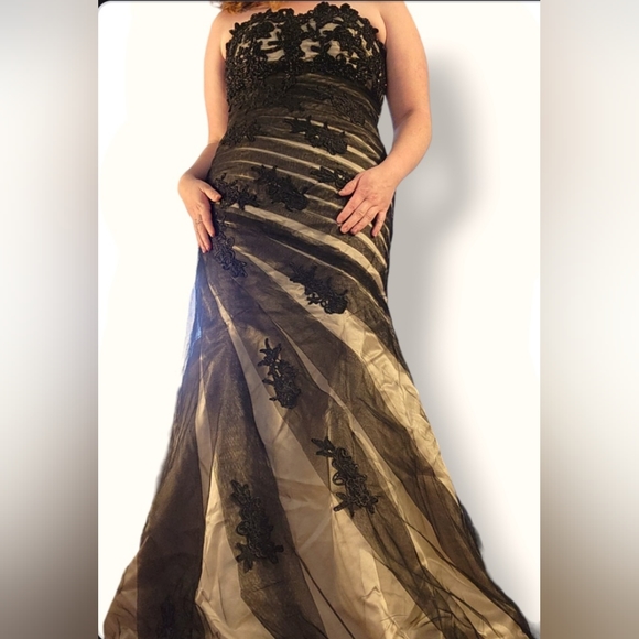 Formal dress - Picture 1 of 4